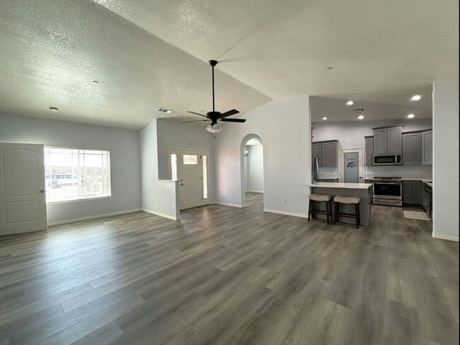 Foto del edificio - 9875 Magnolia Ave