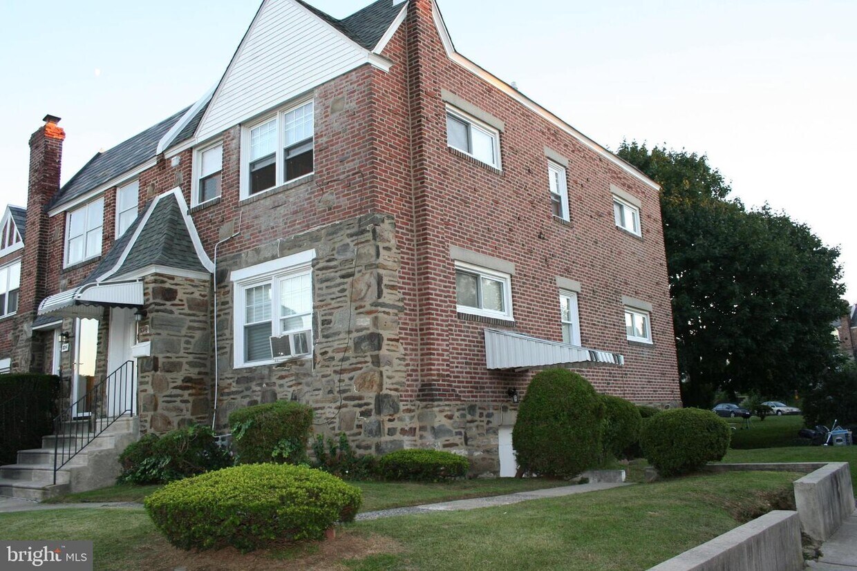 Primary Photo - 826 Windermere Ave