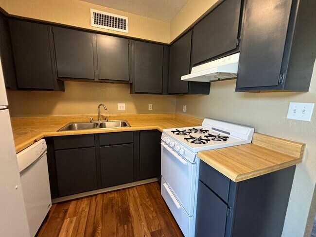 Kitchen - 2947 N Palo Verde Ave