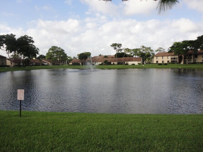 Building Photo - 713 Sunny Pine Way