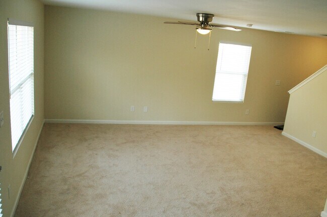 Foto del edificio - 375 Partisan Dr