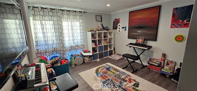 Building Photo - 10126 Vanalden Ave