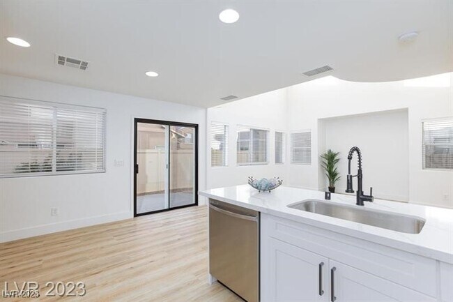 Foto del edificio - 971 Grand Cerritos Ave