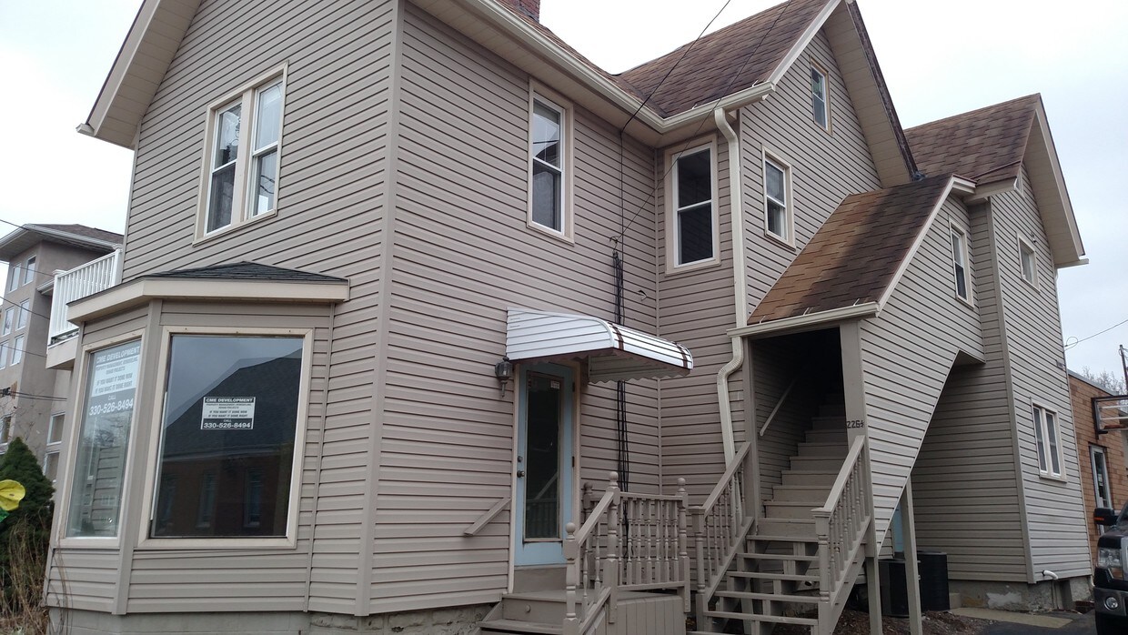 Parte superior de 2 habitaciones - 226 W Maple St