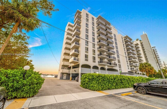 Foto del edificio - 7928 West Dr