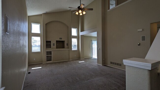 Building Photo - Large 4 Bed 3.5 Bath in Stetson Hills