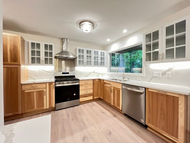 Kitchen - 5314 Hammersley Rd