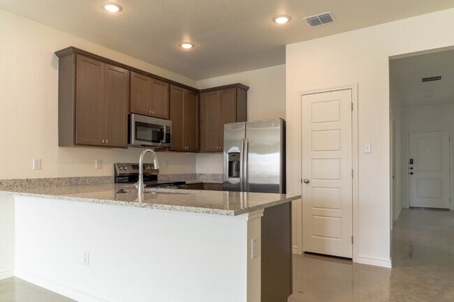 Foto del edificio - "Spacious Brand-new duplex with 3-Bedroom Duplex with 2 Full Baths"