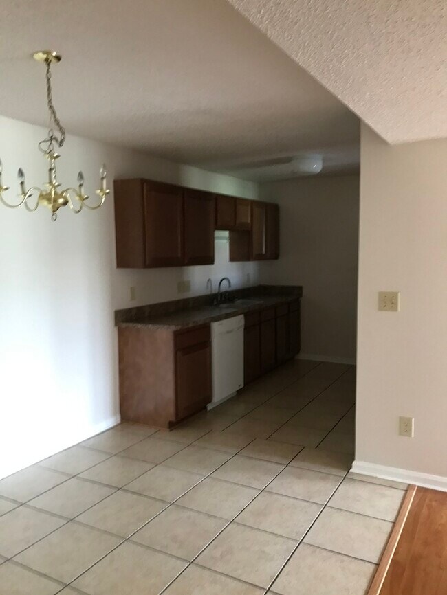 Building Photo - Ground floor condo
