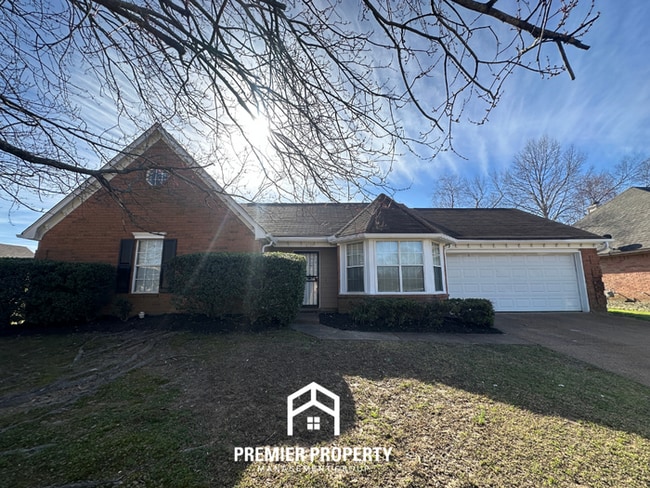 3BR/2BA Home w/ 2-Car Garage, Vaulted Ceilings & Fireplace in Memphis - 3BR/2BA Home w/ 2-Car Garage, Vaulted Ceilings & Fireplace in Memphis