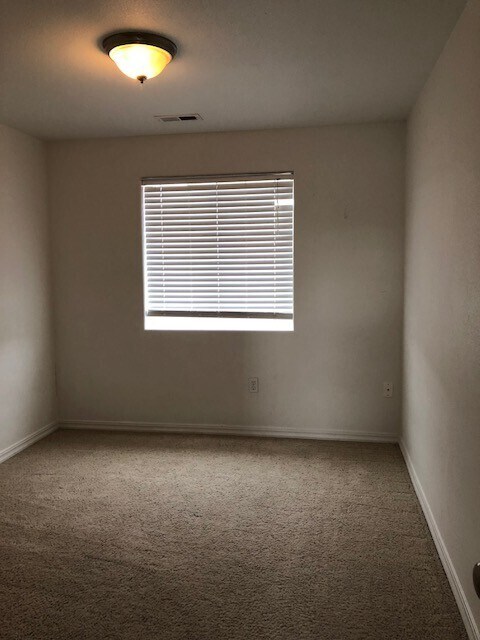 Building Photo - 4 Bedroom 2.5 Bath with 2 car garage