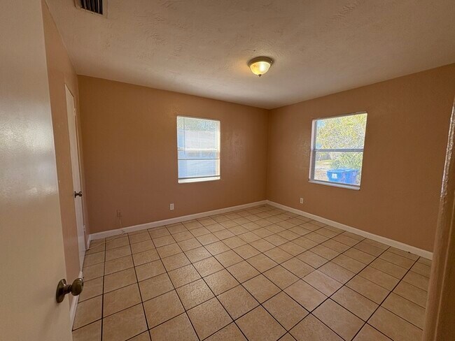 Foto del edificio - Charming 2-Bedroom Home in St. Petersburg'...
