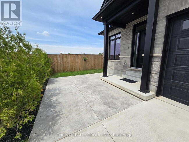 Photo du bâtiment - 383-383 Daventry Way