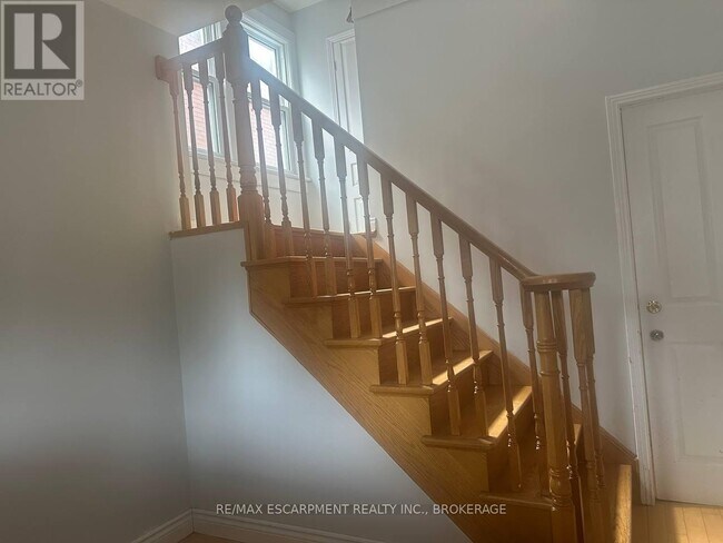 Photo du bâtiment - 64 Gage Ave S