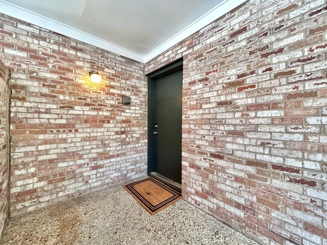 Building Photo - Stunning 2-bedroom, 2.5-bathroom