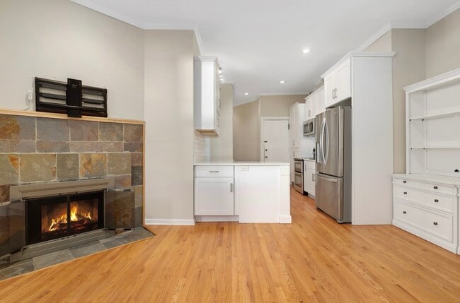 Building Photo - 20 E Goethe St