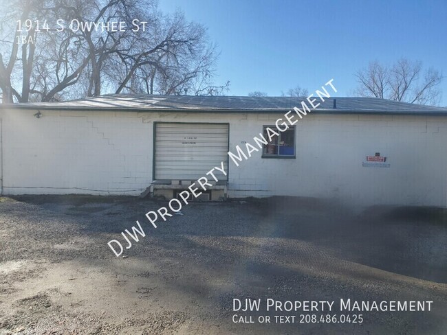 Foto del edificio - Huge Storage Unit w/Garage Door Access!