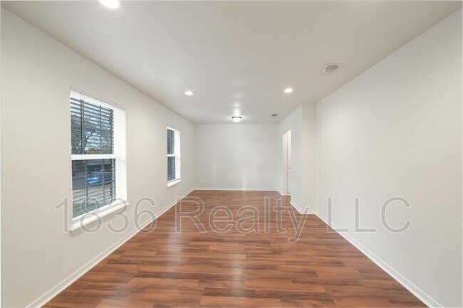 Building Photo - 3401 Santa Monica Dr