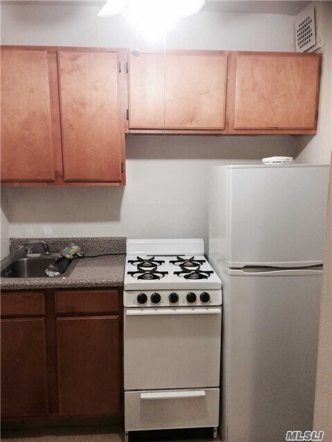 Foto principal - 87-16 Winchester Blvd