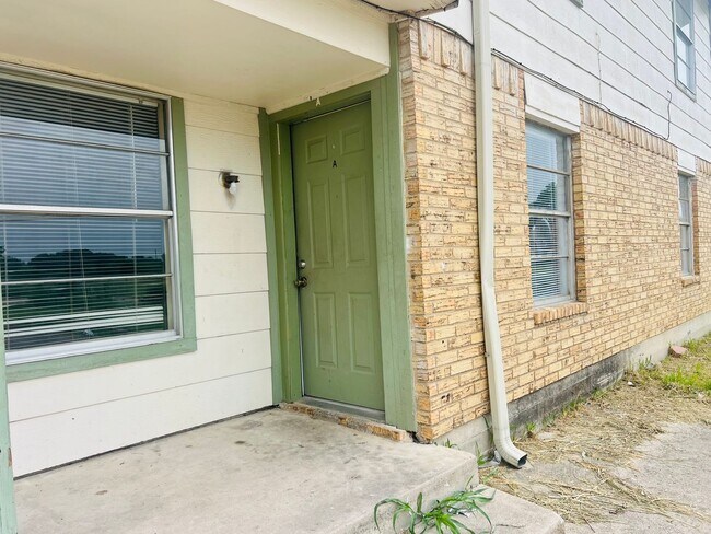 Building Photo - 1002 Eastside Dr