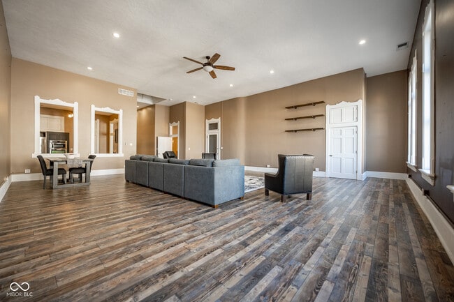 Building Photo - 12 E Washington St