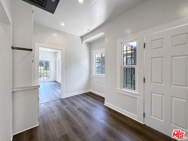 Building Photo - 2929 1/2 S Budlong Ave