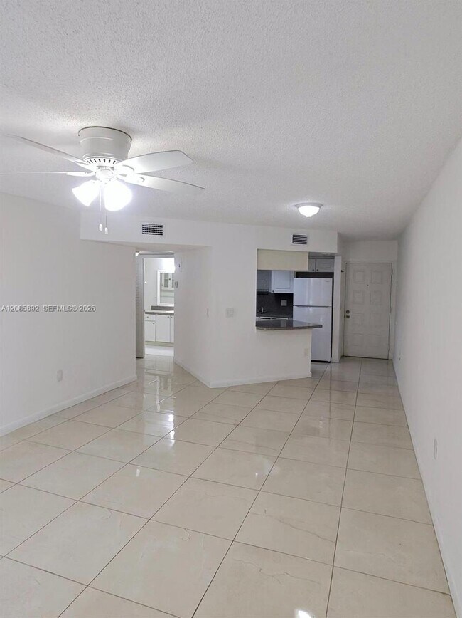 Foto del edificio - 8245 Lake Dr