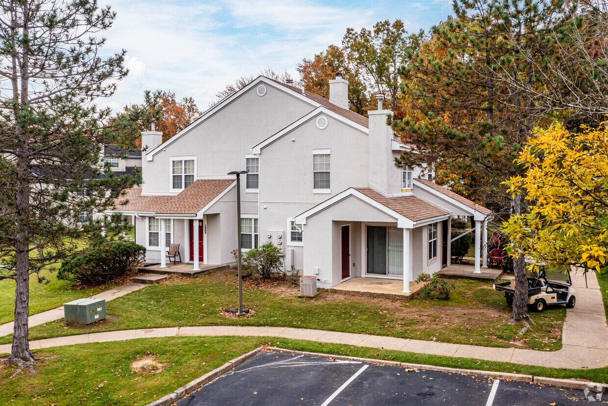 Royal Oaks and East Gardens Apartments in Monmouth Junction, NJ