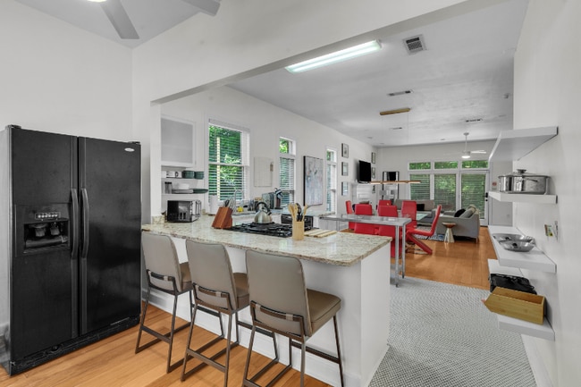 Building Photo - 806 Oakwood St