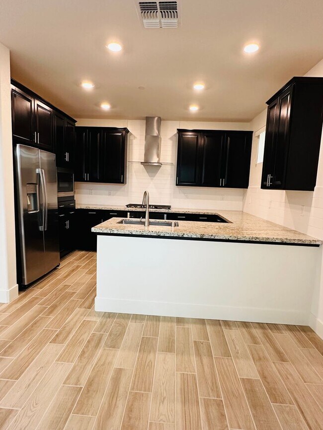 Building Photo - Ready To Move!!