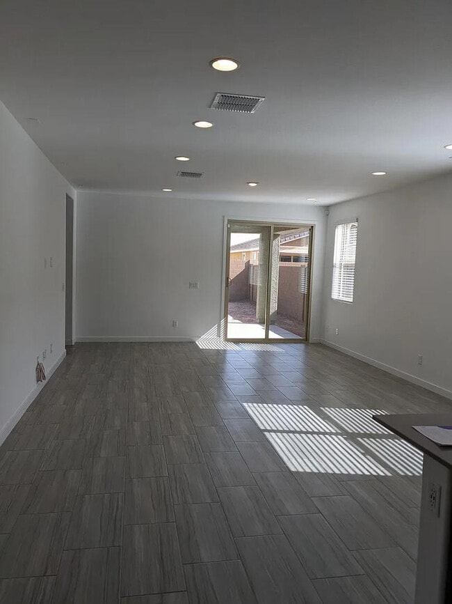 Building Photo - 2250 E Kelly Dr
