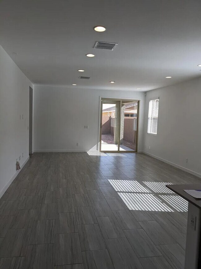 Foto del edificio - 2250 E Kelly Dr