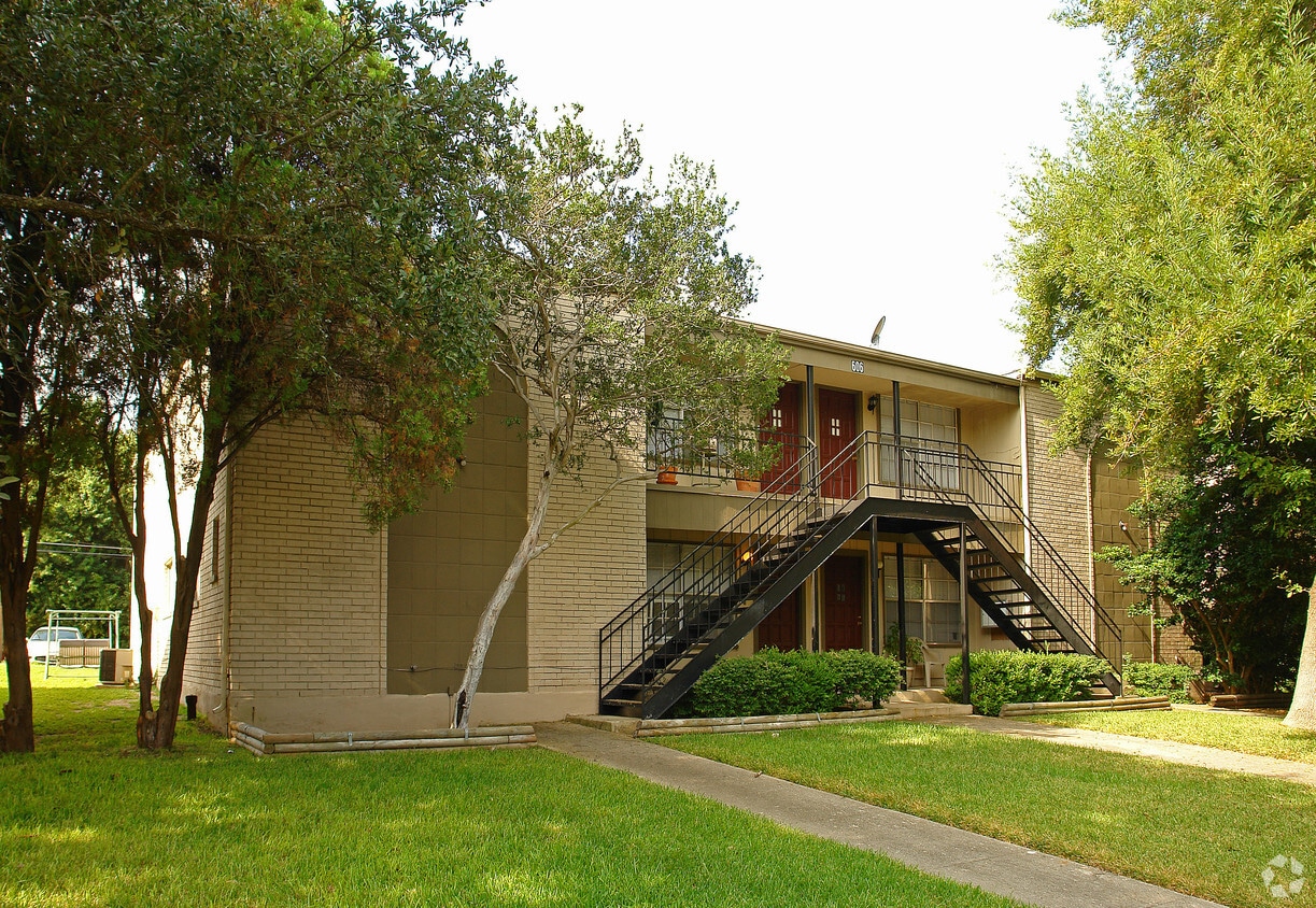 Building Photo - 606-618 Chauncey Dr