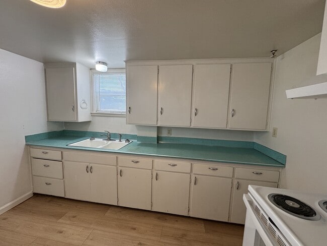 Building Photo - 841 Cook Ave