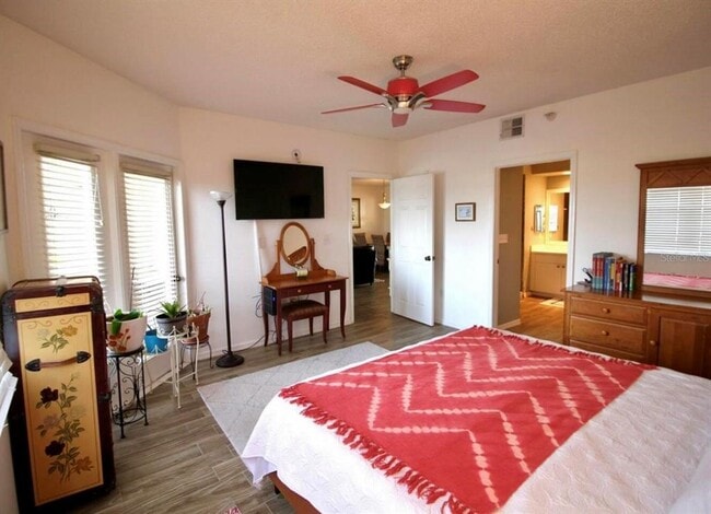Foto del edificio - 6425 Shoreline Dr