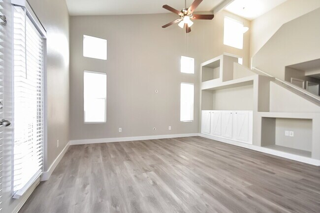 Foto del edificio - 7716 Donald Nelson Ave