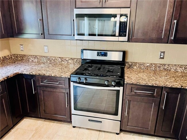 Building Photo - 1602 Silver Oak Dr