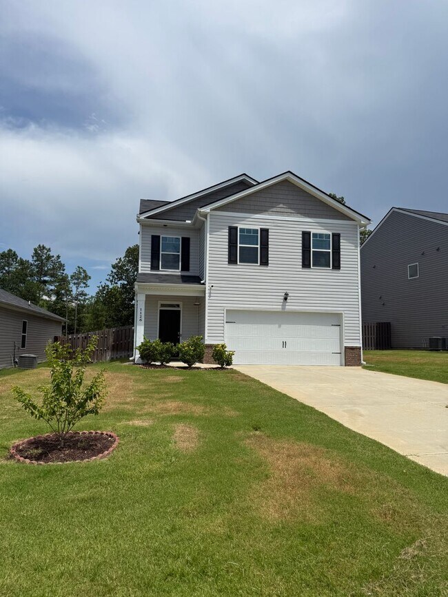 Building Photo - Open concept 4 bed, 2.5 bath home with fen...