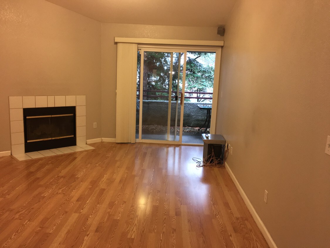 Living room - 4840 Torrington Pl