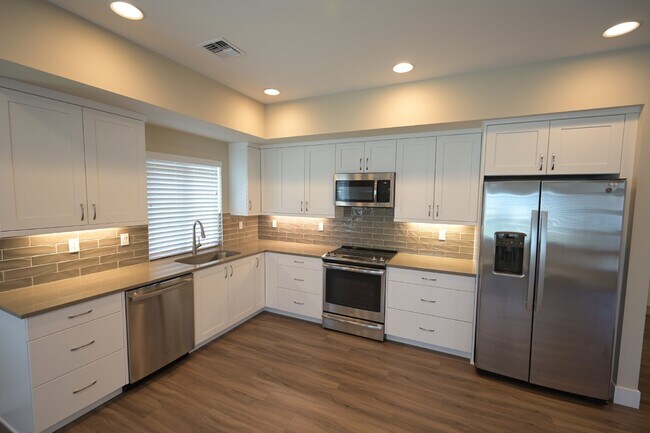 Building Photo - Very nice no-step entry, 2 bed, 2 bath, 1 ...