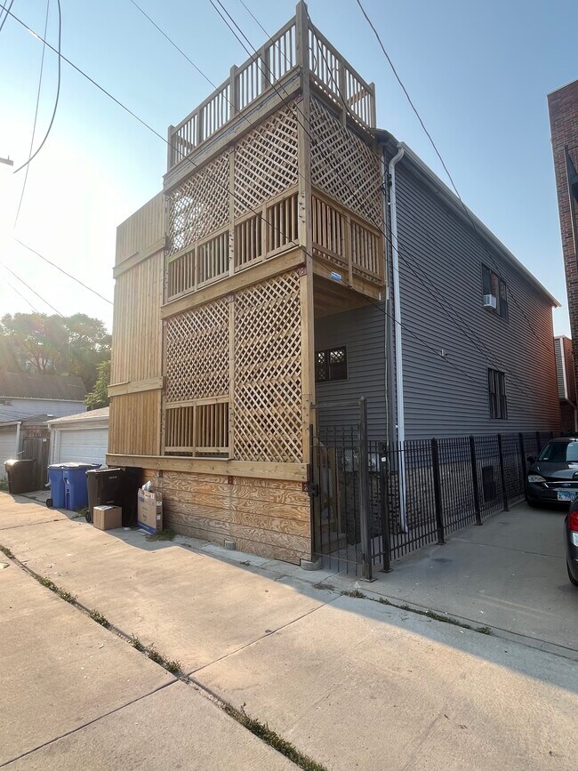 Foto del edificio - 2643 W Armitage Ave