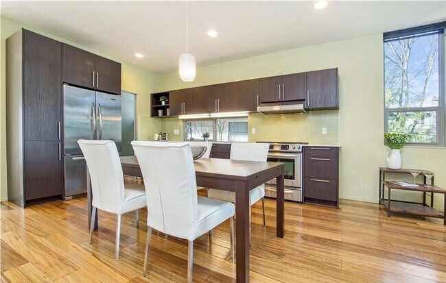 Building Photo - Madison Valley Townhome