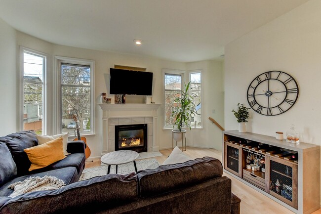 Foto del edificio - AMAZING GREENLAKE AREA TOWNHOME AVAILABLE ...