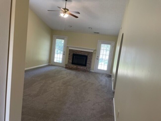 Foto del edificio - Absolutely Beautiful 3  bedroom Ranch!