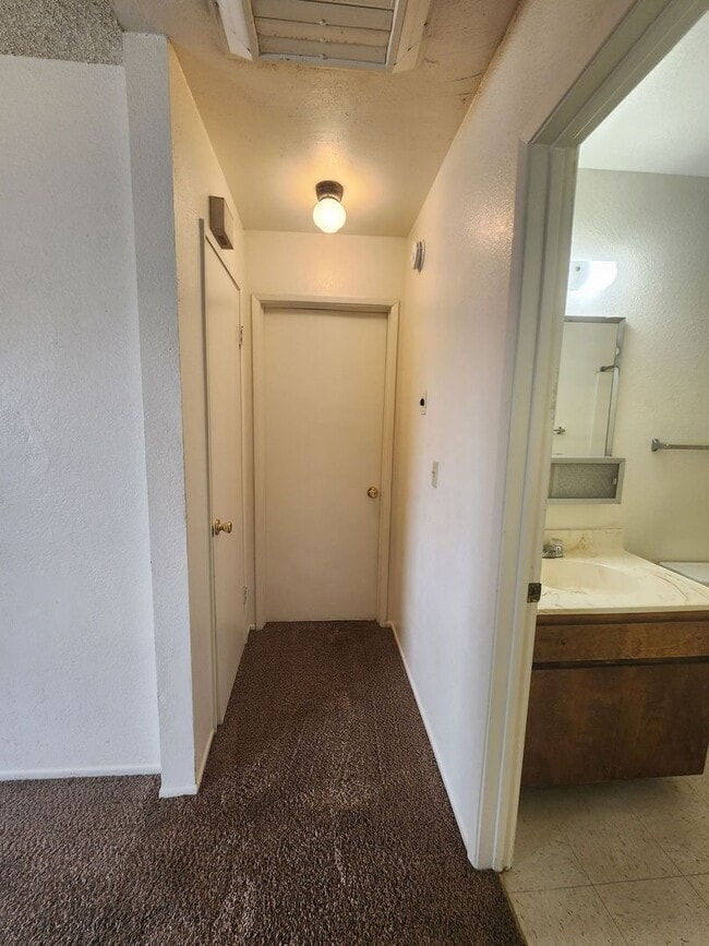 Foto del edificio - Corner Lot 2 Bedroom w/ 2 Car Garage