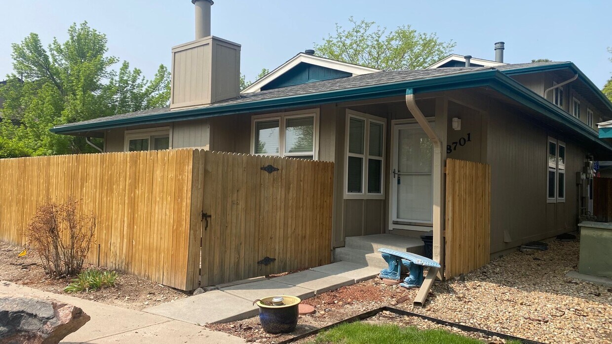 Primary Photo - **Remodled 5 bedroom 3 bath home for rent ...