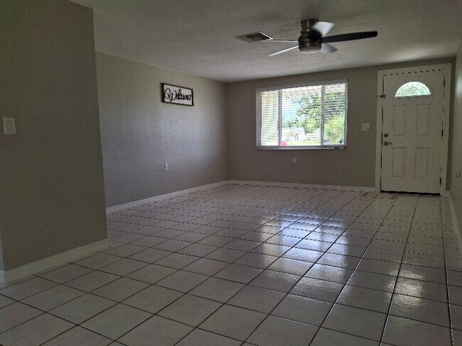 Foto del edificio - 1663 Plum Tree Rd