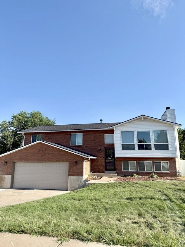 Foto principal - Spacious Comfort Meets Practical Living in...