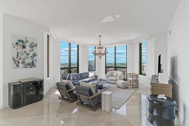 Building Photo - 3 br, 3.5 bath Condo - 701 S Olive Ave Apt...