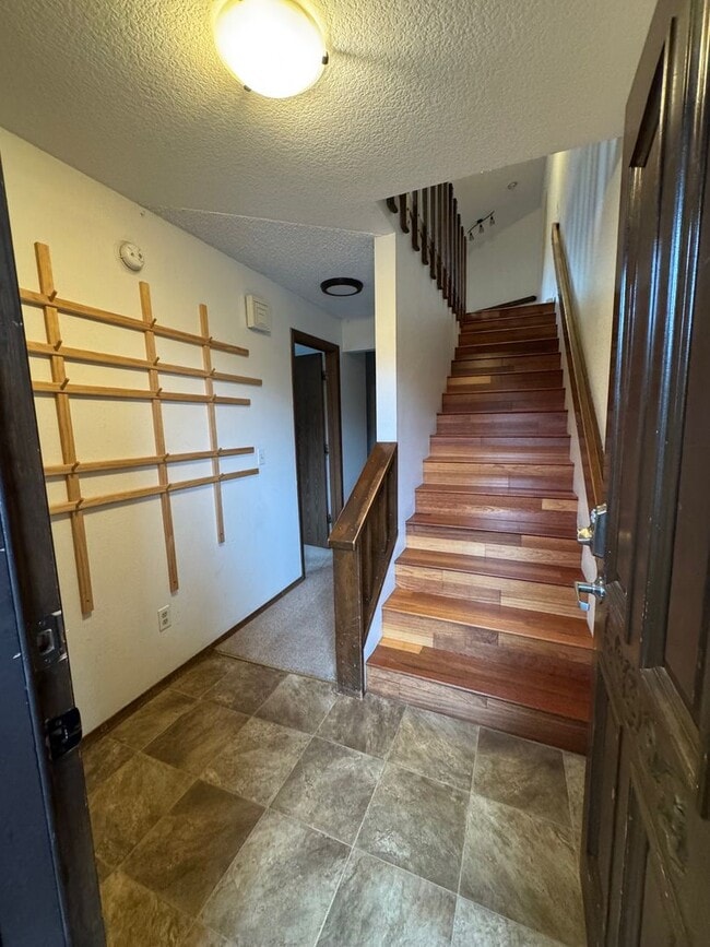Building Photo - 2 Bedroom Close to U-Med District
